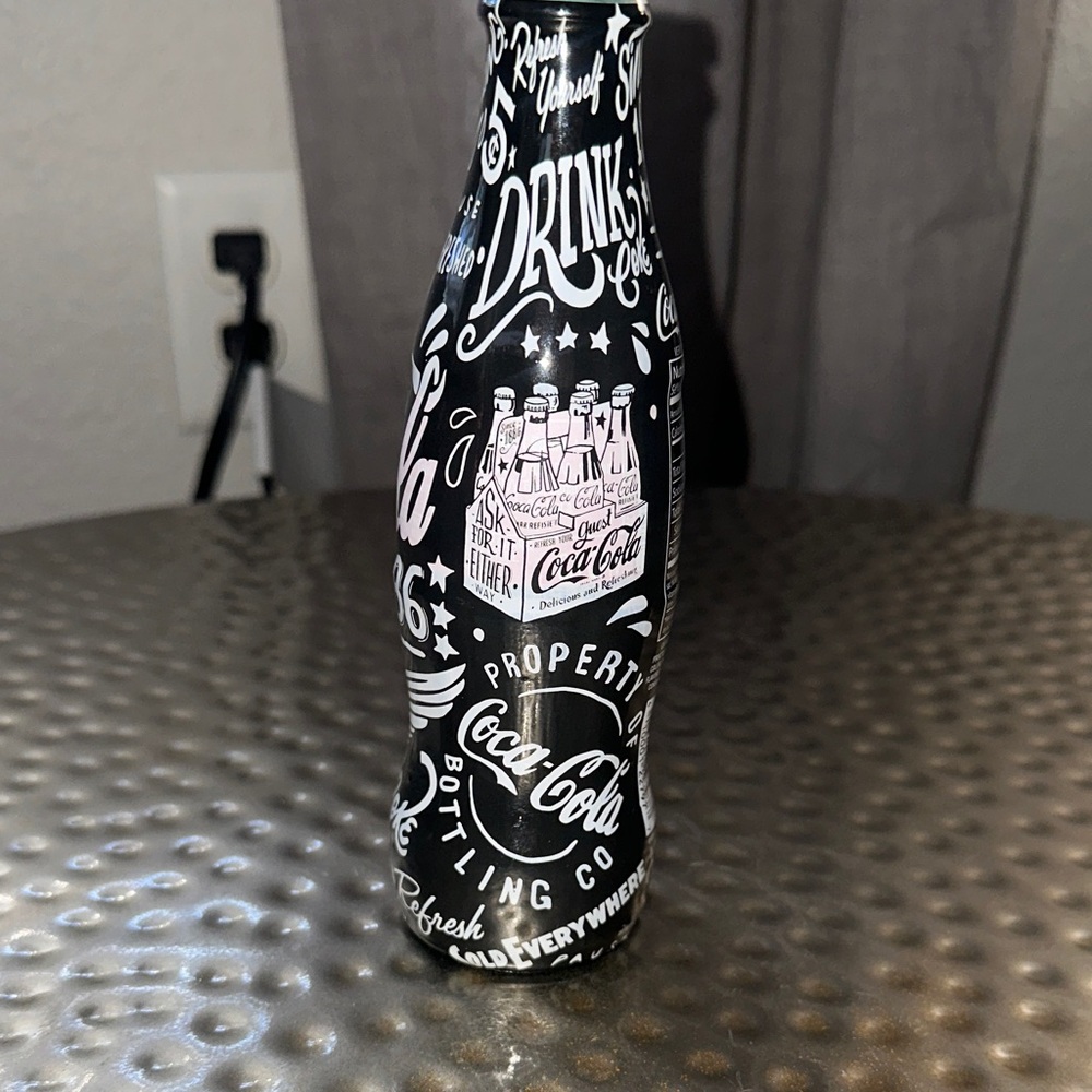 Coca-Cola Vintage Black and White Bottle pause and refresh